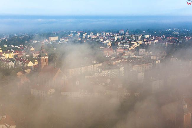 Lidzbark Warminski, poranne mgly nad miastem. EU, Pl, Warm-Maz. Lotnicze.